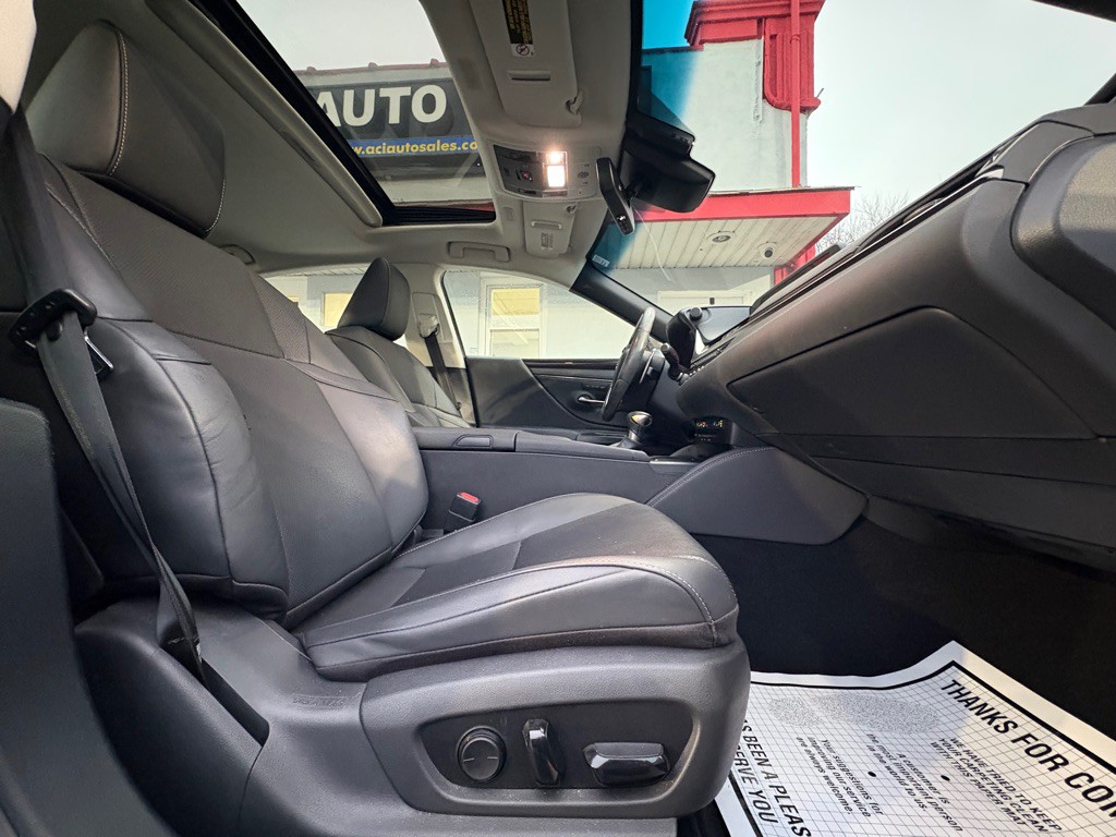 2020 Lexus ES Image 28