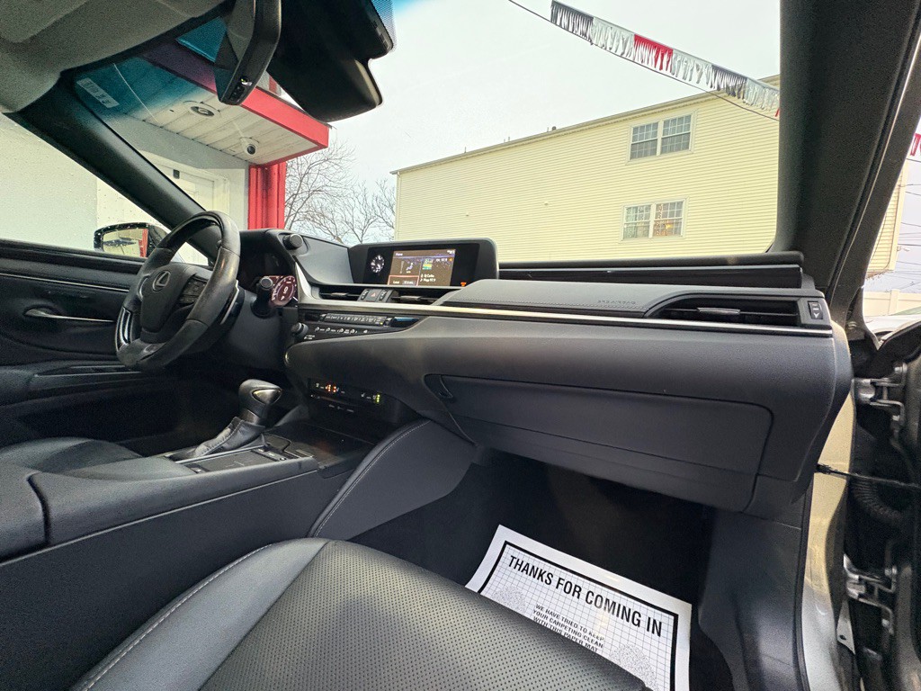 2020 Lexus ES Image 30