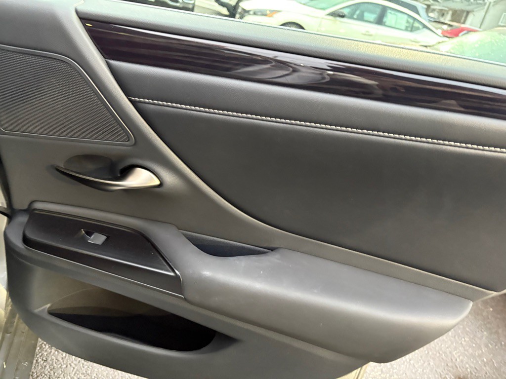 2020 Lexus ES Image 31