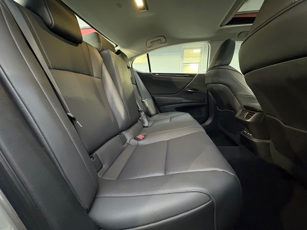2020 Lexus ES Image 32
