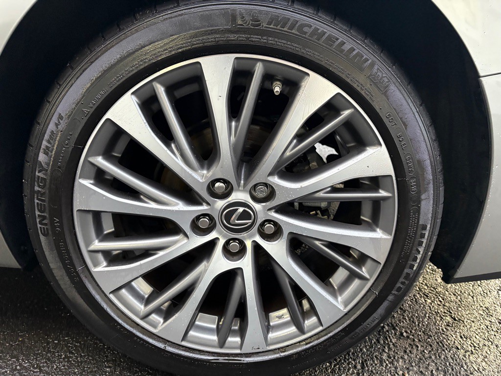 2020 Lexus ES Image 40