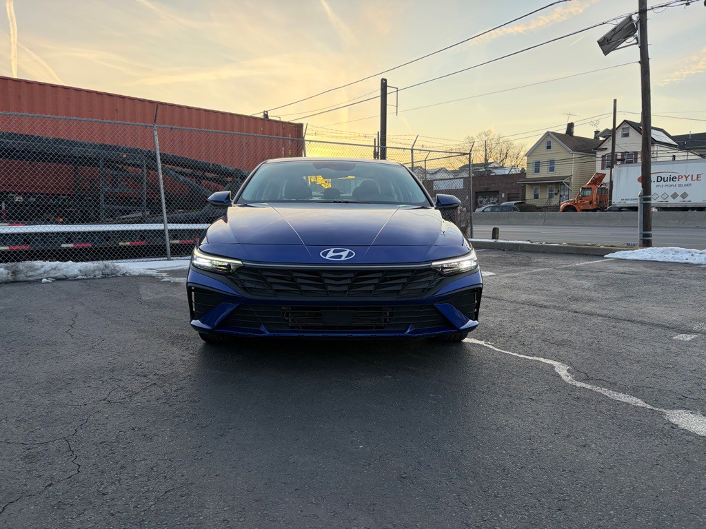 2025 Hyundai Elantra Image 2