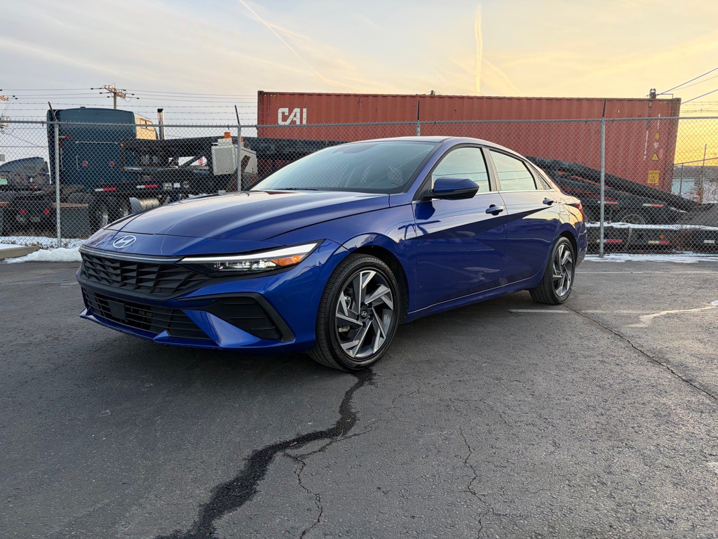 2025 Hyundai Elantra Image 3