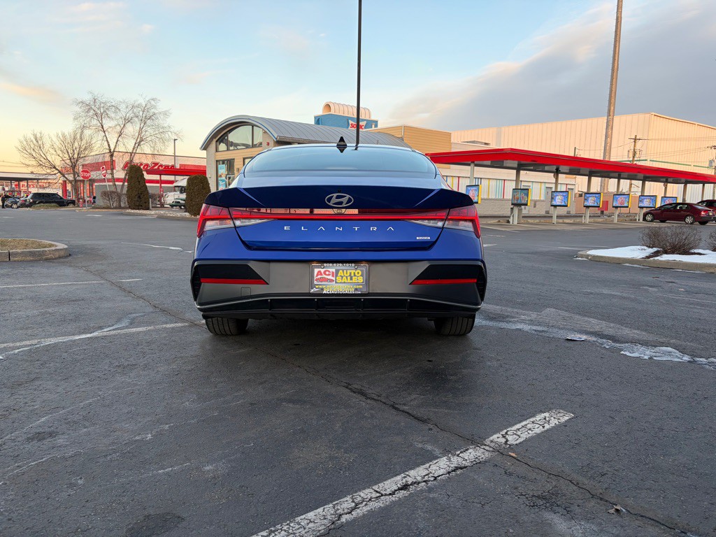 2025 Hyundai Elantra Image 6