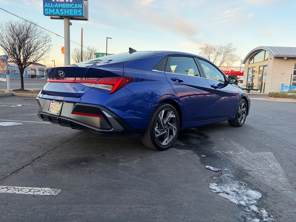 2025 Hyundai Elantra Image 7