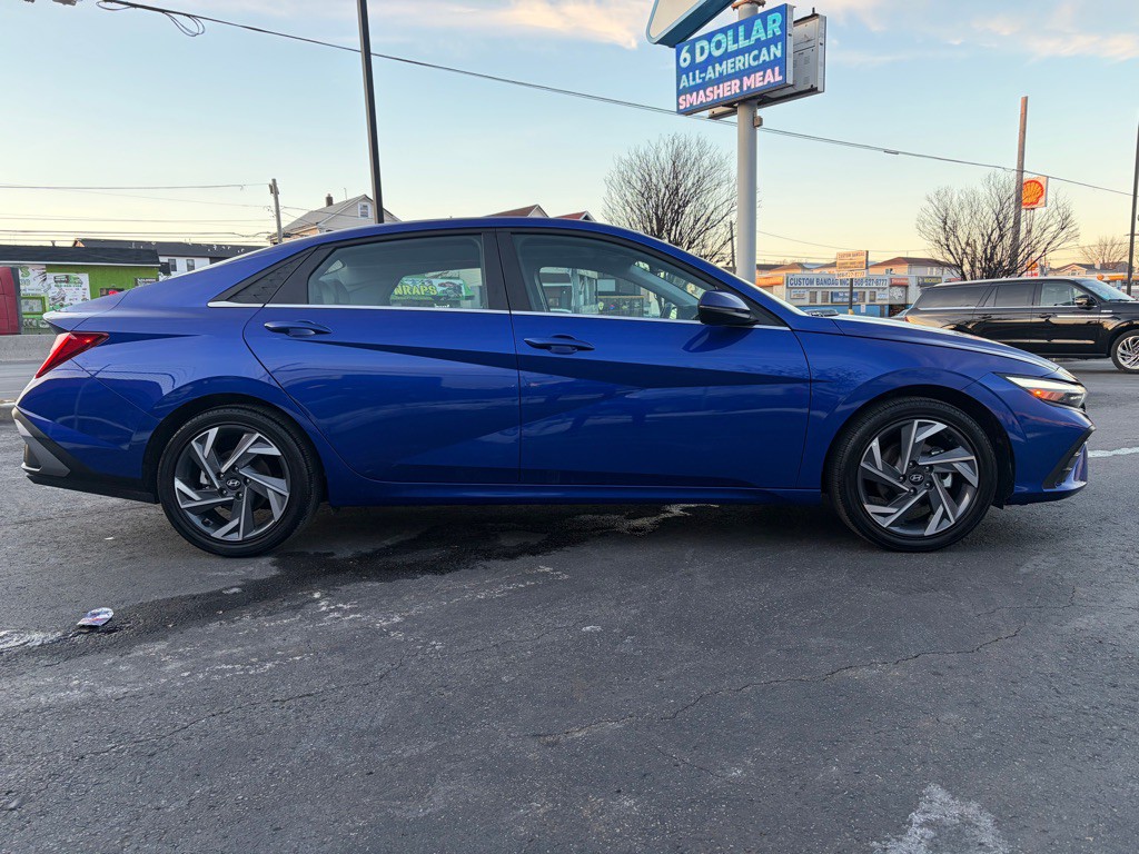 2025 Hyundai Elantra Image 8