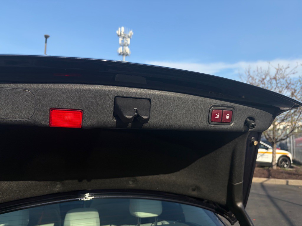 2017 Mercedes-Benz E-Class Image 39