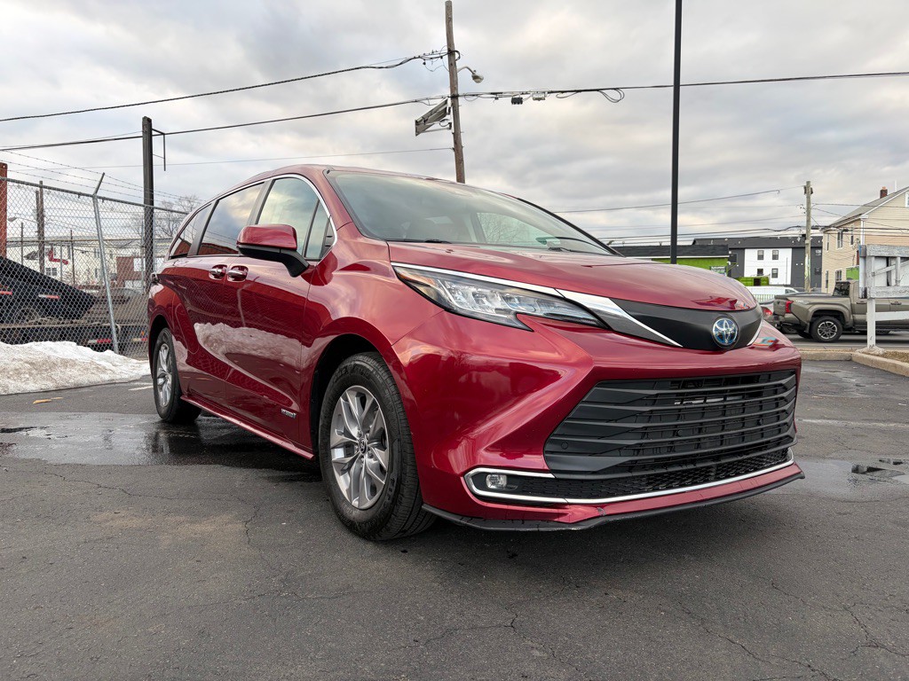 2021 Toyota Sienna Image 1