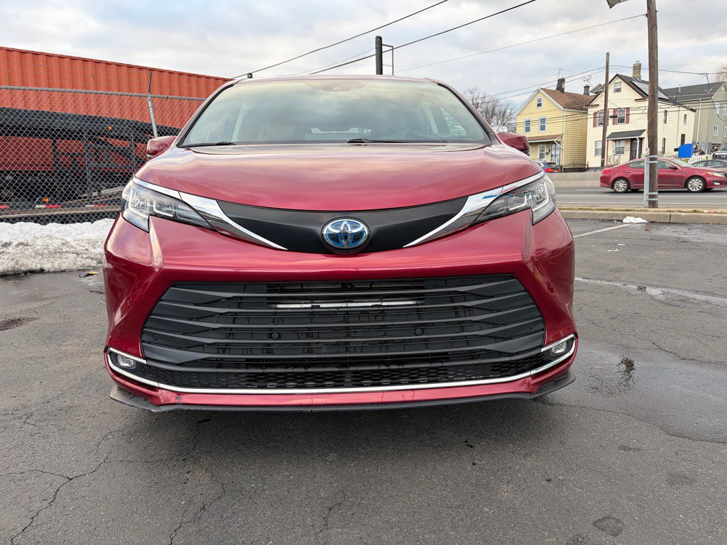 2021 Toyota Sienna Image 2