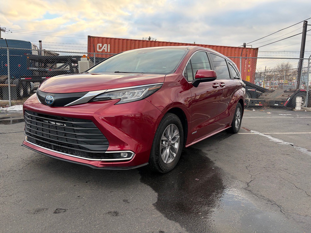 2021 Toyota Sienna Image 3