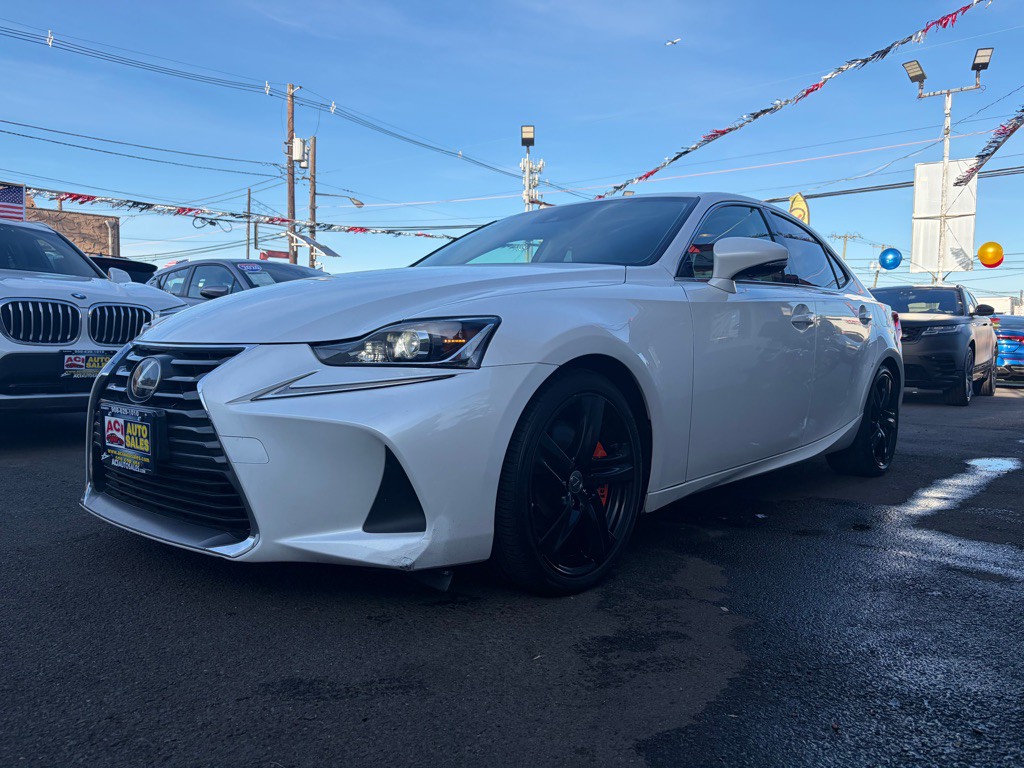 2017 Lexus IS Image 3