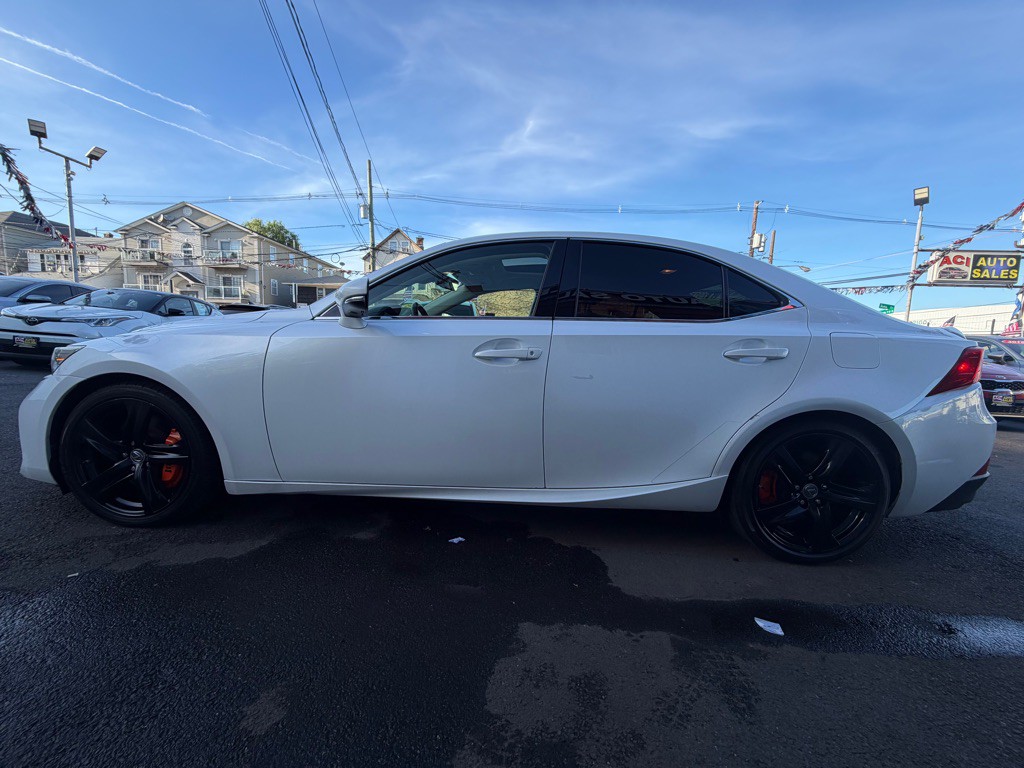 2017 Lexus IS Image 4
