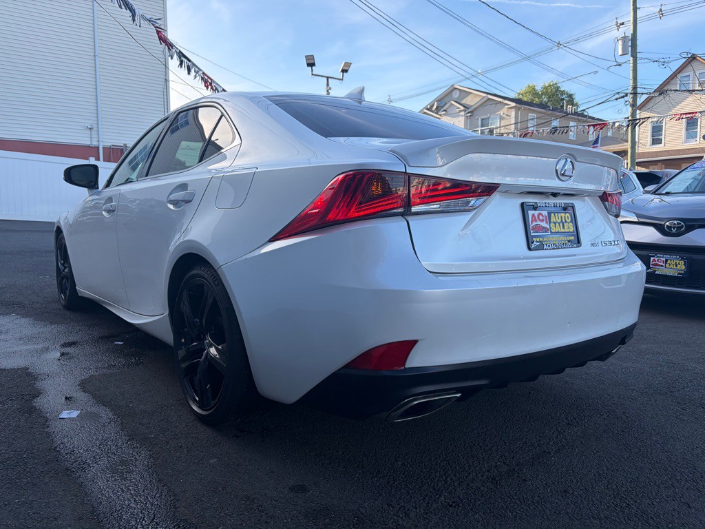 2017 Lexus IS Image 5