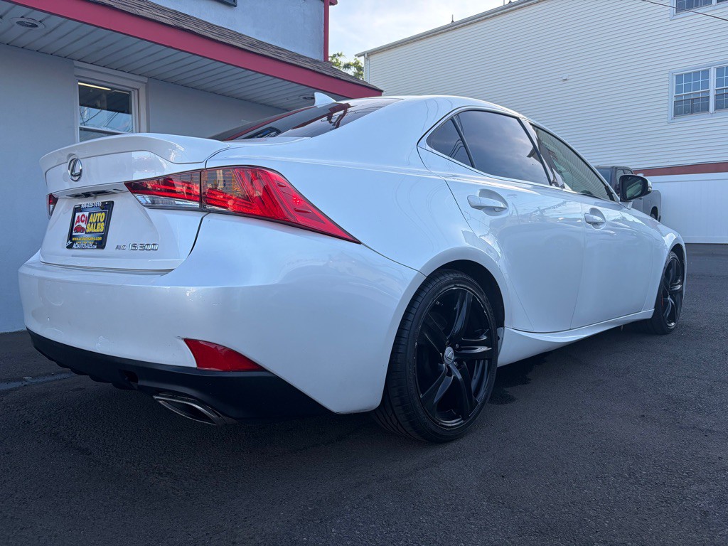 2017 Lexus IS Image 7