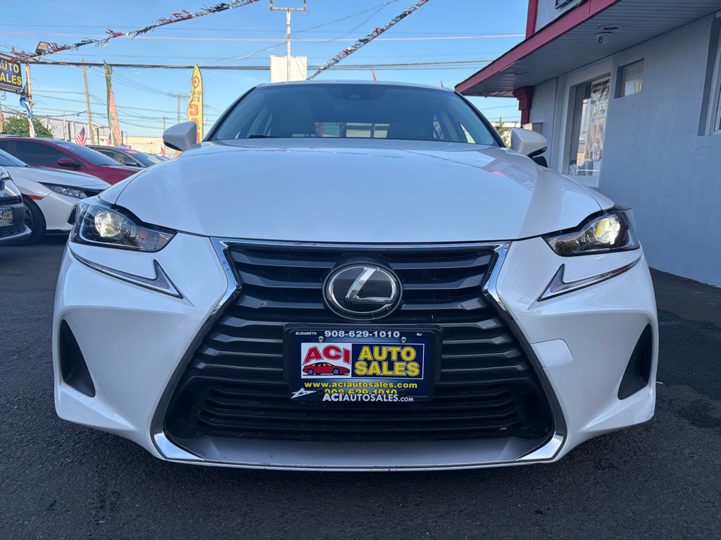 2017 Lexus IS Image 10