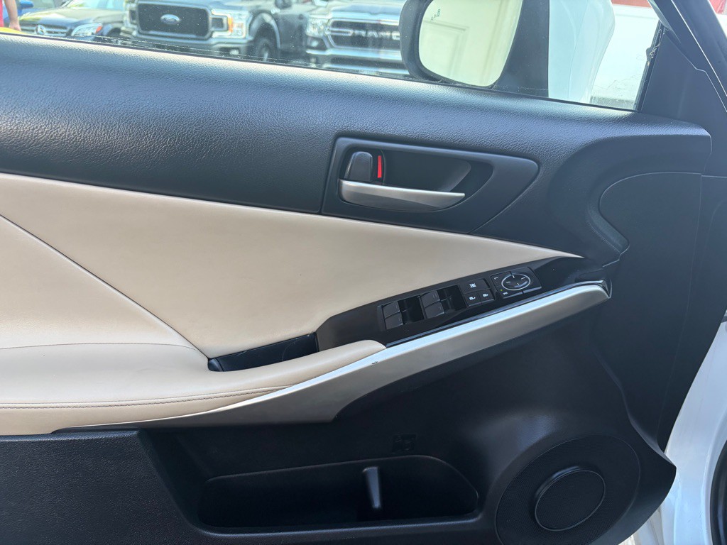 2017 Lexus IS Image 11