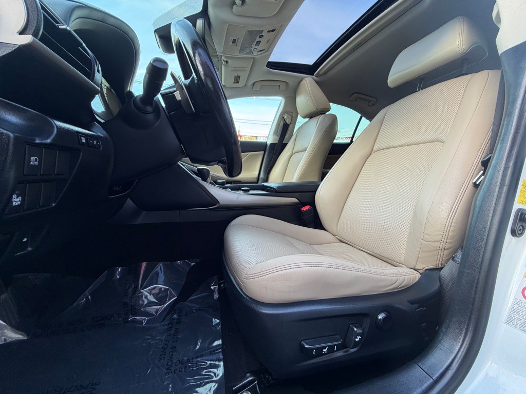2017 Lexus IS Image 12