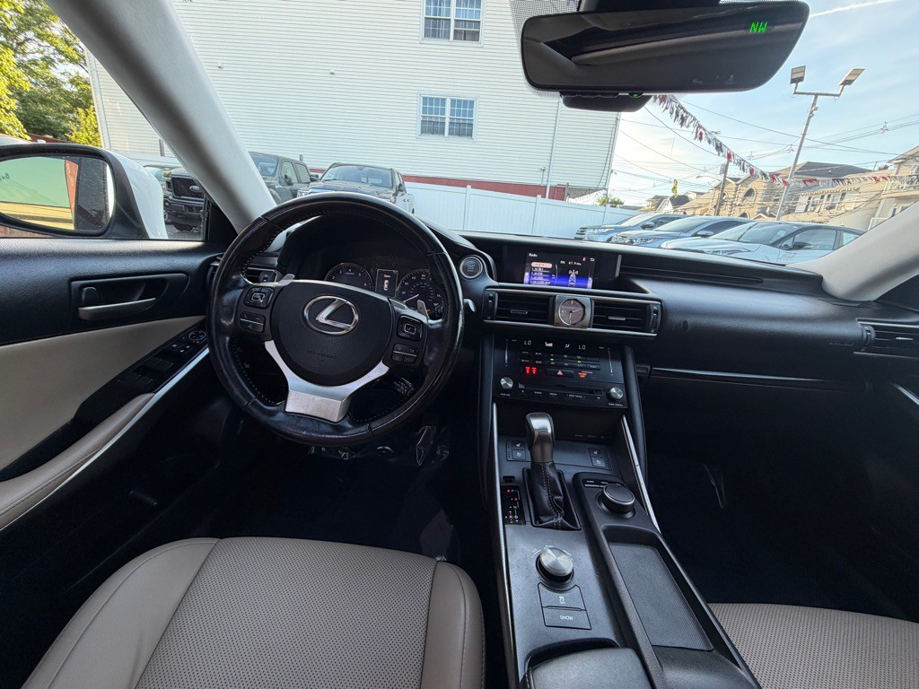 2017 Lexus IS Image 15