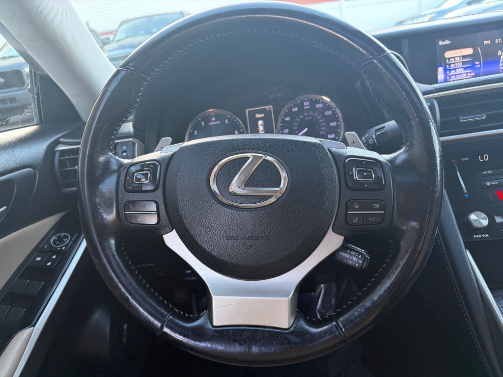 2017 Lexus IS Image 16