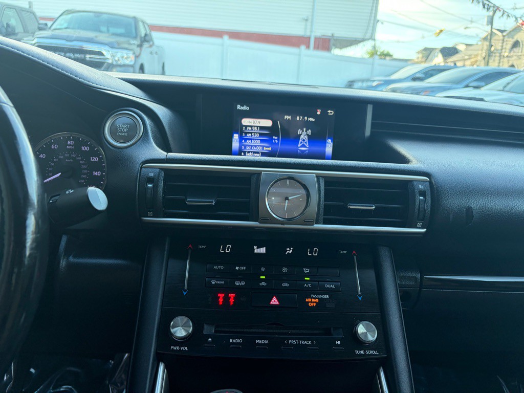 2017 Lexus IS Image 17