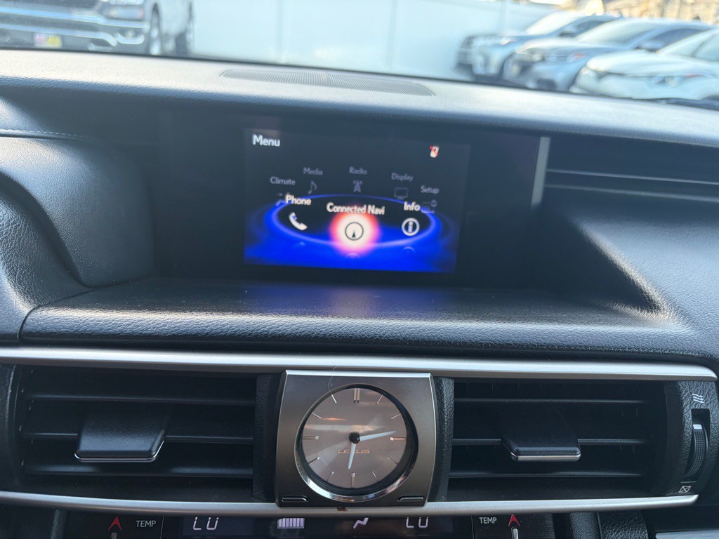 2017 Lexus IS Image 19