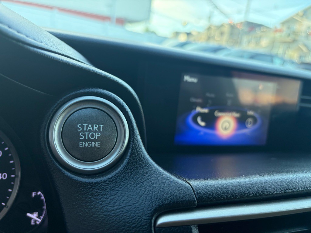 2017 Lexus IS Image 21