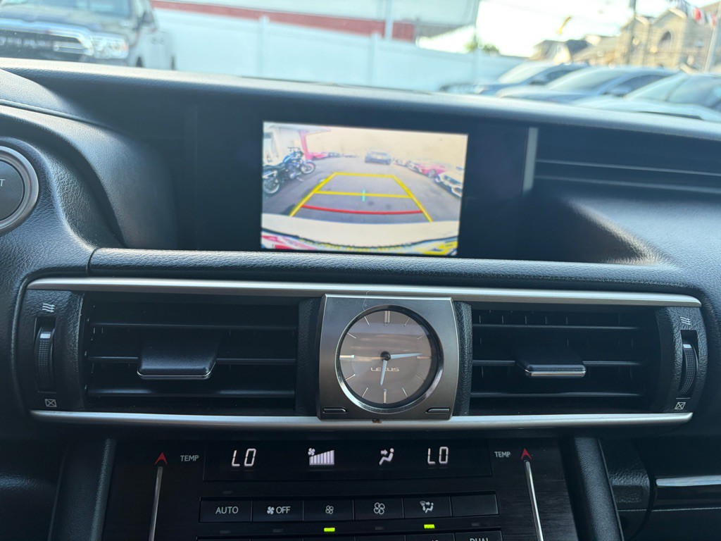 2017 Lexus IS Image 26