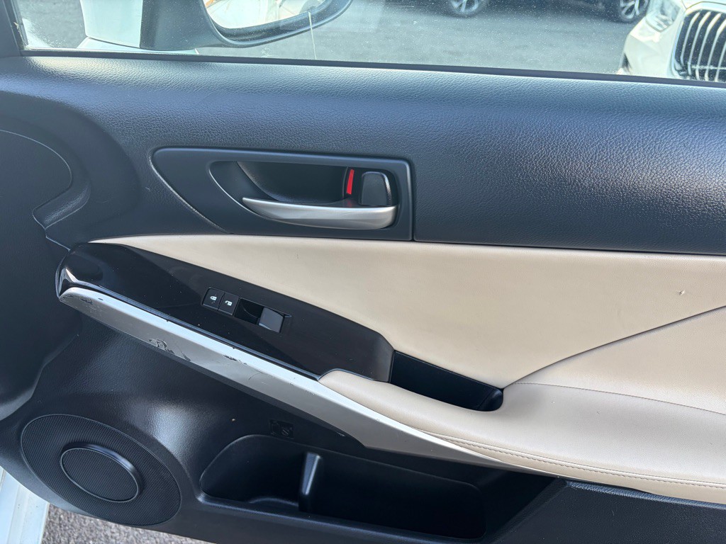 2017 Lexus IS Image 27