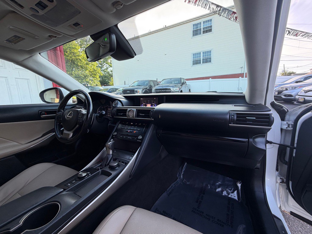 2017 Lexus IS Image 29