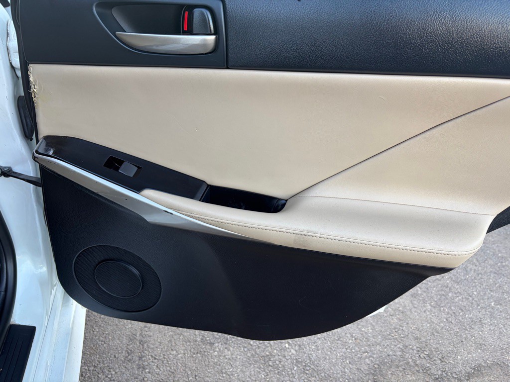 2017 Lexus IS Image 30