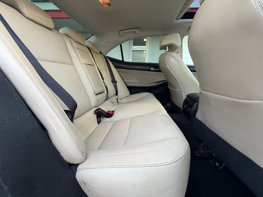2017 Lexus IS Image 31