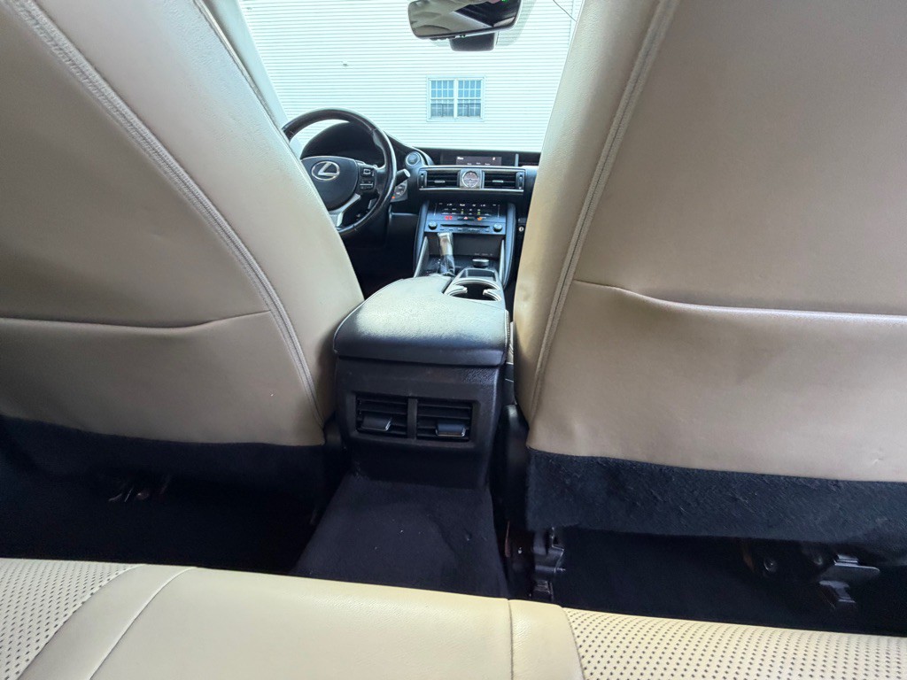 2017 Lexus IS Image 32