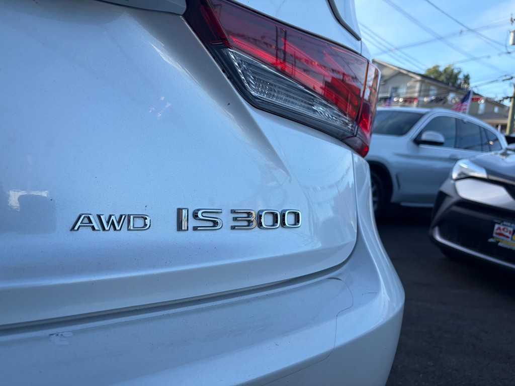 2017 Lexus IS Image 34