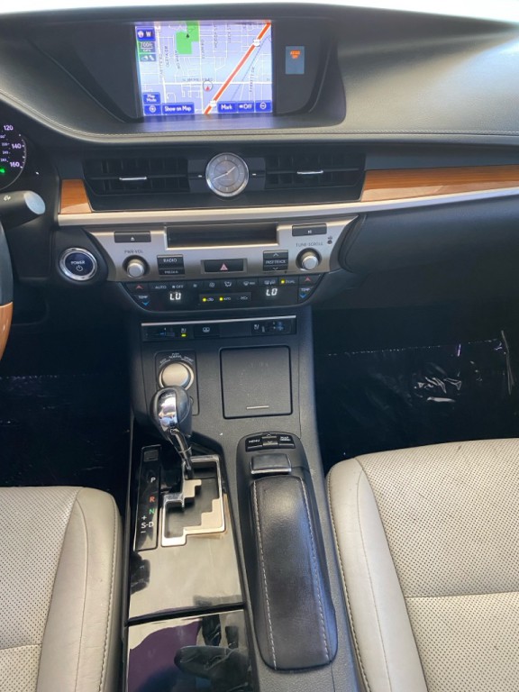 2013 Lexus ES 300 Image 16