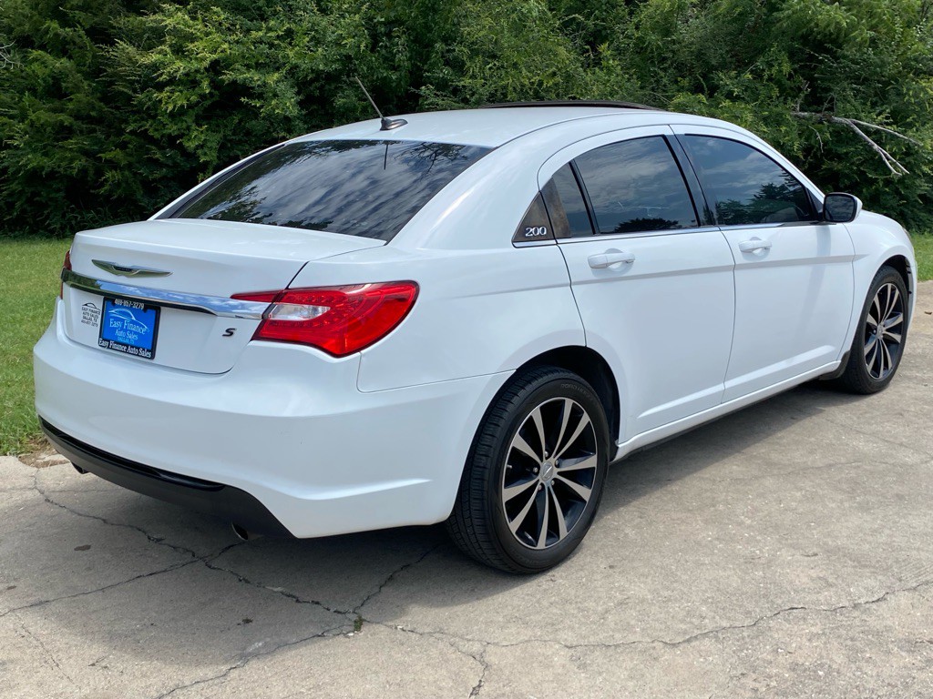 2012 Chrysler 200 Image 4