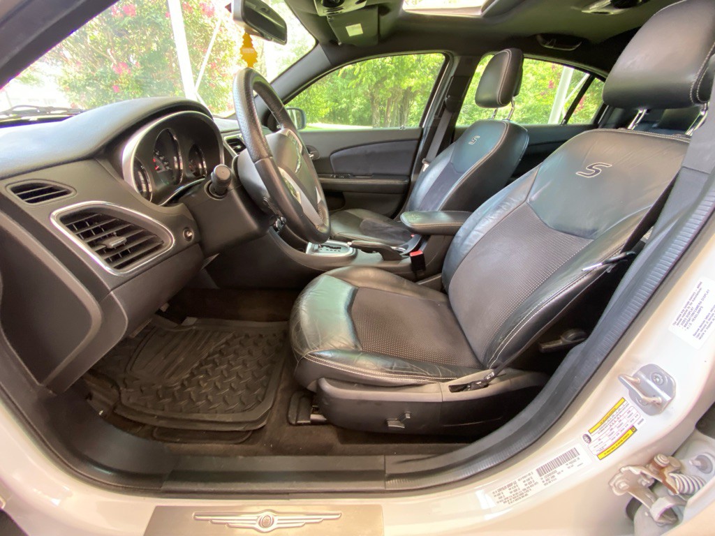 2012 Chrysler 200 Image 10