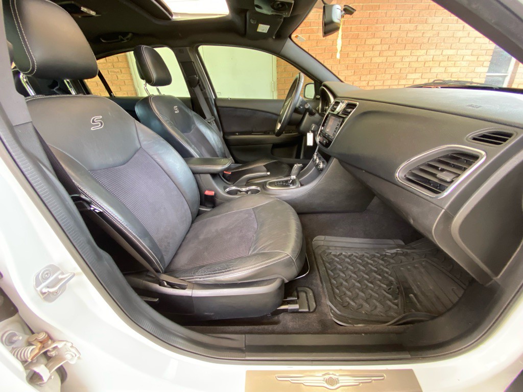 2012 Chrysler 200 Image 14