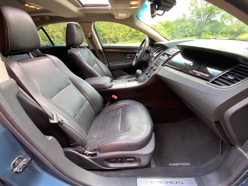 2010 Ford Taurus Image 14