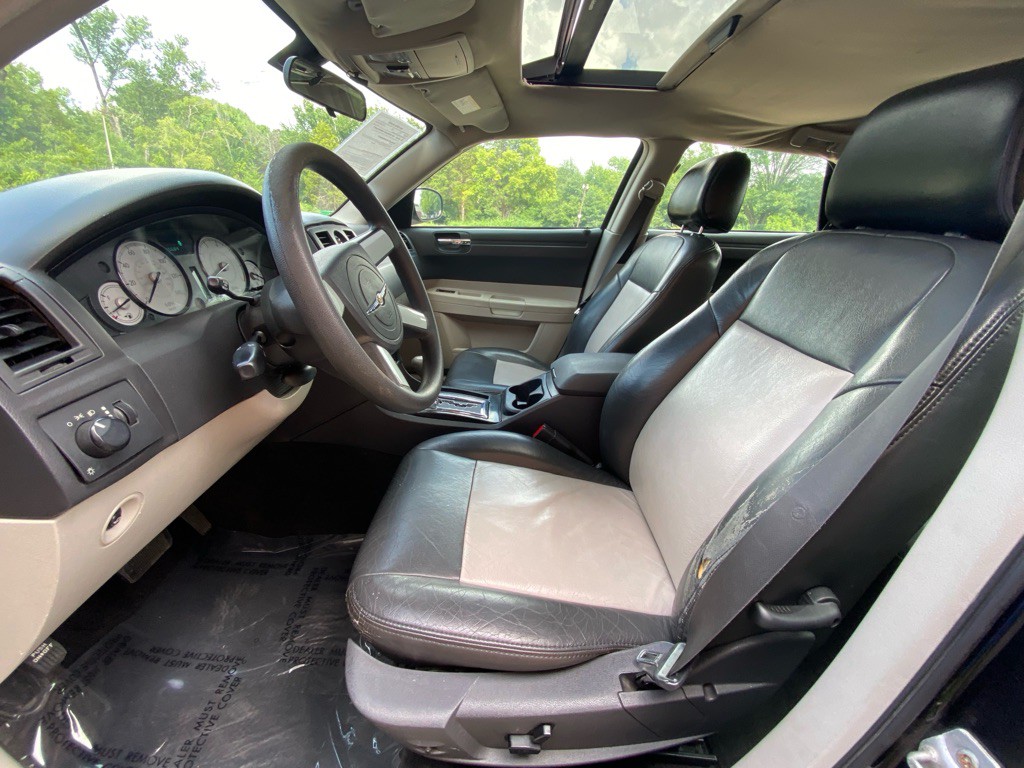 2007 Chrysler 300 Image 8