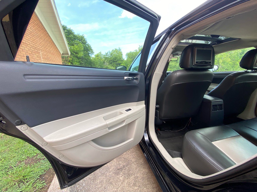 2007 Chrysler 300 Image 9