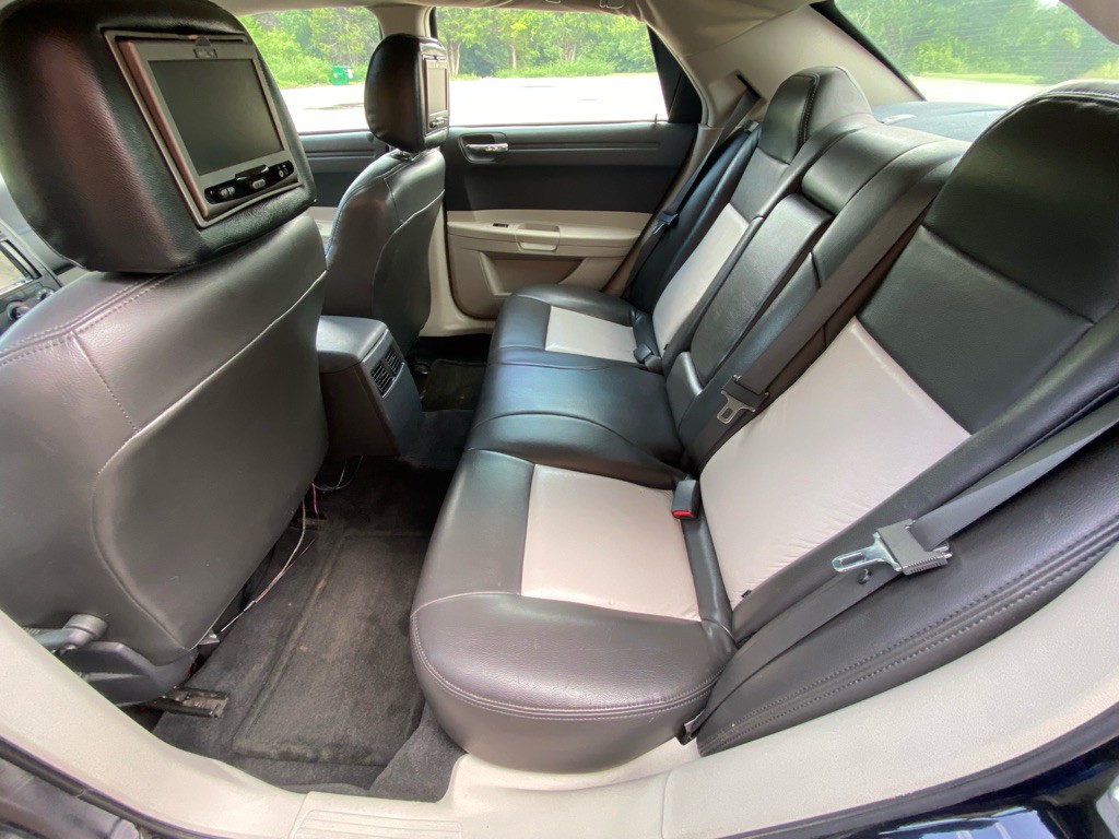 2007 Chrysler 300 Image 10