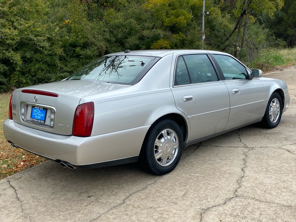 2004 Cadillac DeVille Image 3