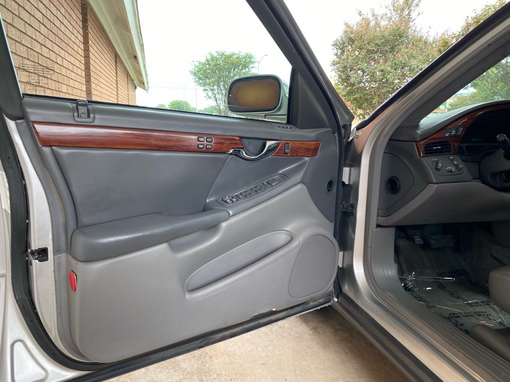 2004 Cadillac DeVille Image 6