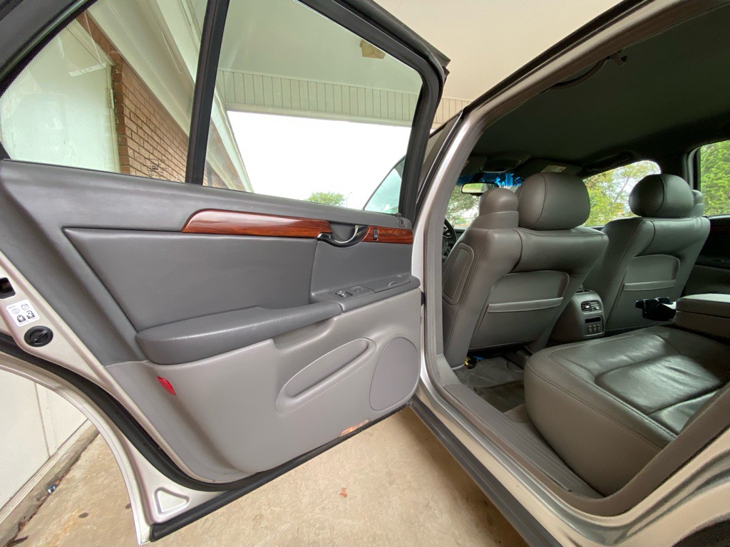 2004 Cadillac DeVille Image 8