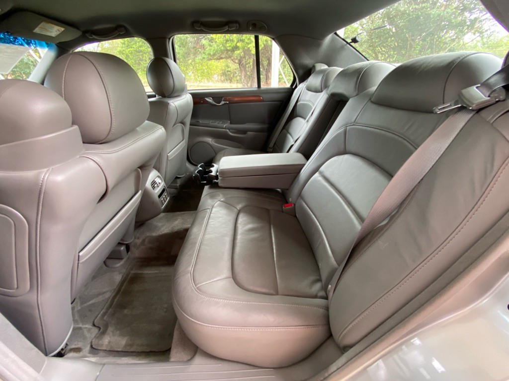 2004 Cadillac DeVille Image 9