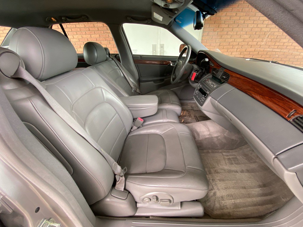 2004 Cadillac DeVille Image 10