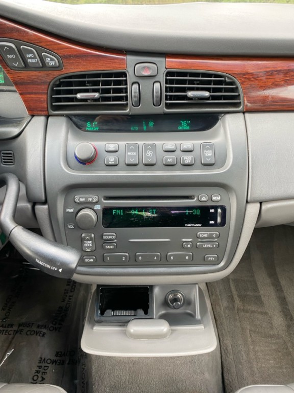 2004 Cadillac DeVille Image 12