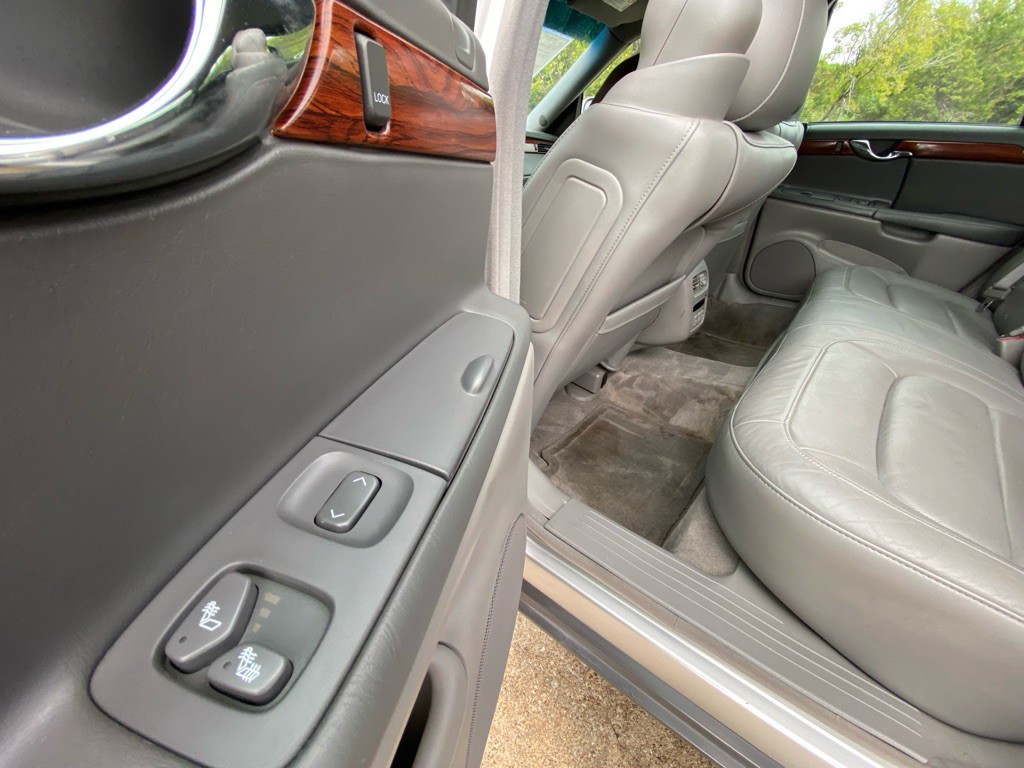2004 Cadillac DeVille Image 16
