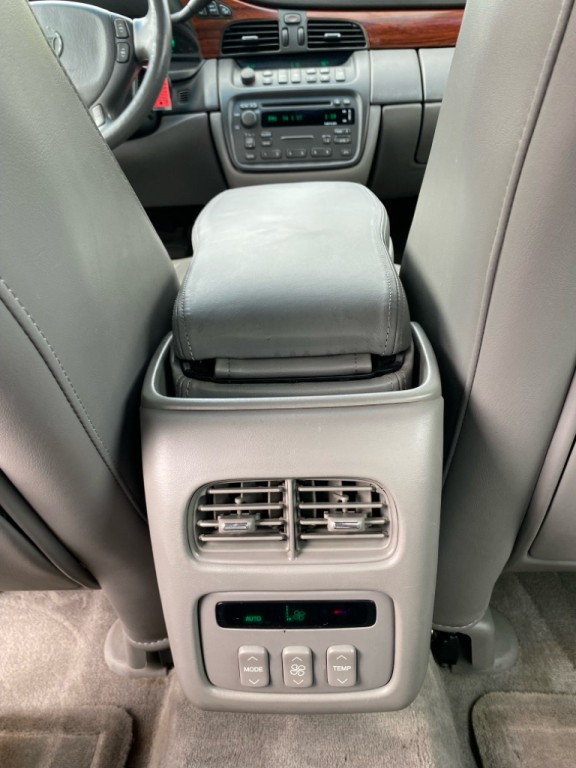 2004 Cadillac DeVille Image 17