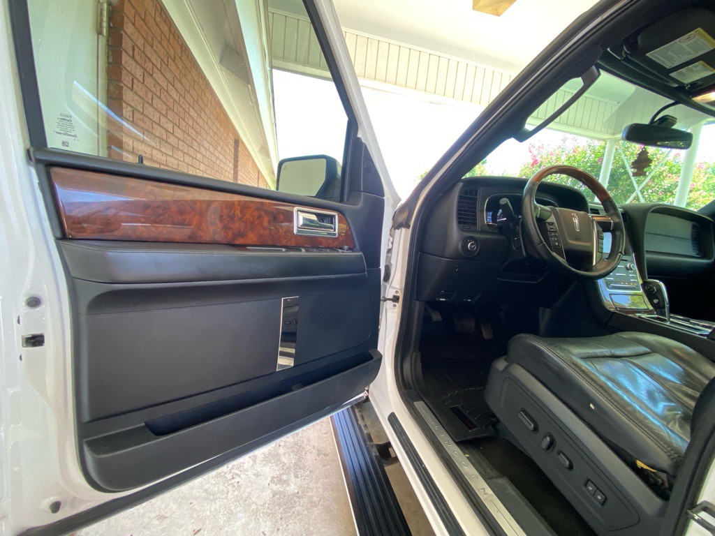 2015 Lincoln Navigator Image 8
